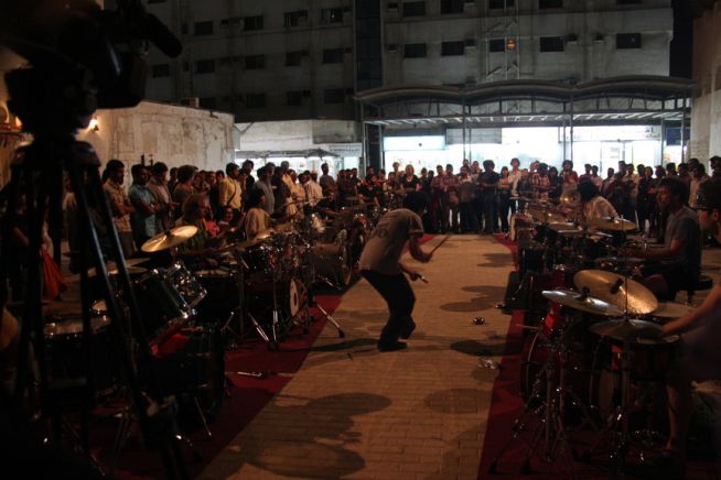 Ten drummers played a composition by the Lebanese sound artist Tarek Atoui Image