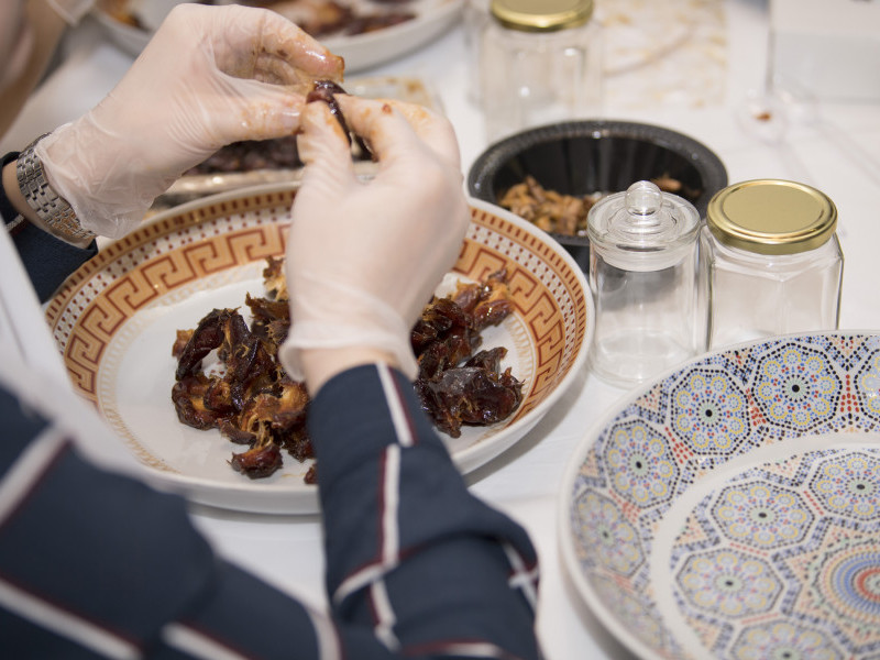 Making the Traditional Emirati Bread Regag